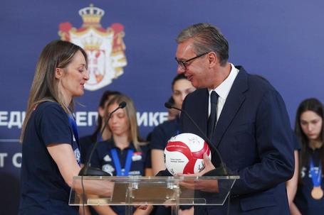 Predsednik Vučić ugostio odbojkašice posle osvajanja bronze na EP