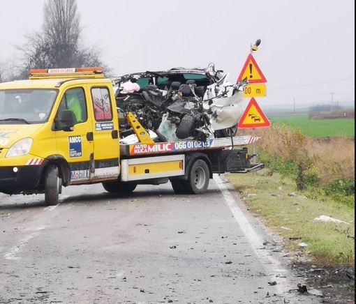 Automobil smrskan: Jezive scene na mestu nesreće u kojoj je nastradao Miodrag Ješić /FOTO/