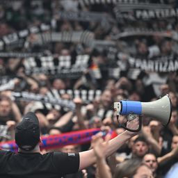 Posle Zvezde, Evroliga kaznila i Partizan! Evo koliko će klub iz Humske morati da plati zbog ubačenih predmeta na teren u meču protiv Bajerna