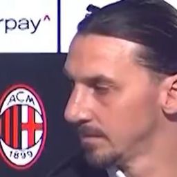 Ibrahimović prevaspitava: Nije mu se svidelo kako novi igrač sedi, pa je usledila je reakcija u njegovom stilu /VIDEO/