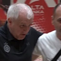 To je Partizan! Navijač prešao 250 kilometara kako bi Željku uručio specijalan poklon /VIDEO/