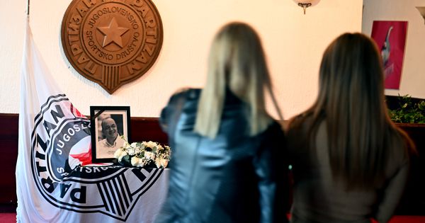 Na stadionu Partizana se okupljaju ljudi zbog Duleta: Emotivne scene u Humskoj /FOTO/