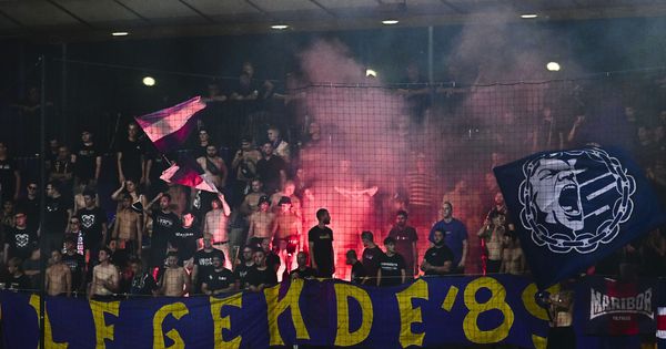 Užasne scene u Sloveniji: Navijači Maribora prekinuli derbi, pogodili golmana bakljom! /FOTO/