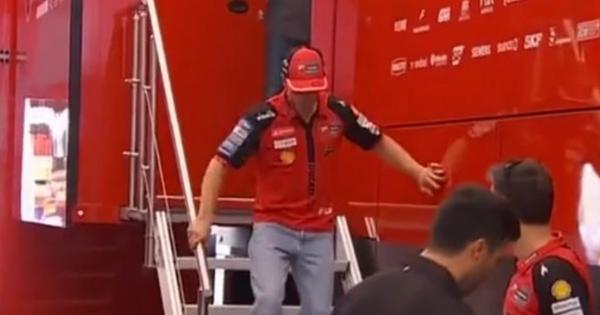 Kraj vikenda za MotoGP šampiona? Stravičan pad u 13. krivini: Mark Markes ne može da se osloni na stopalo, doktor je morao hitno da reaguje! /VIDEO/