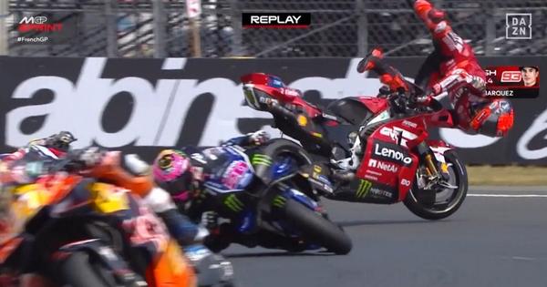 Jeziv pad Marka Markesa u Le Manu! Motor se raspao, Španac leteo kroz vazduh, a pobedu odneo Horhe Martin! /VIDEO/
