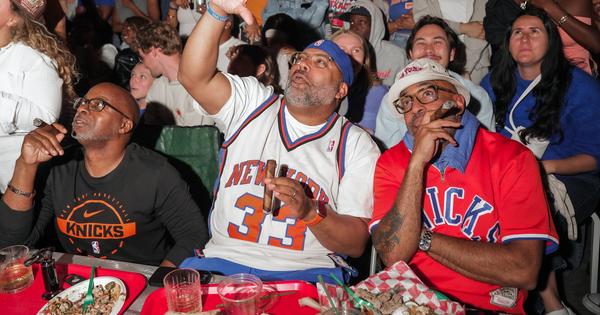 Skandal ispred “Gardena”! Njujorčani divljali posle poraza u NBA finalu: Prebijeni navijači San Antonija, masa im cepala dresove na ulici /VIDEO/