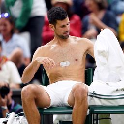 Novak se skinuo i pokazao utisnut magnet u grudi: Pomogao mu je na Parizu, ima ga u Londonu i nosi ga zbog ovoga /VIDEO/