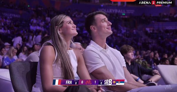 Katarina i Nemanja Dangubić iz prvog reda gledaju naše devojke u Areni