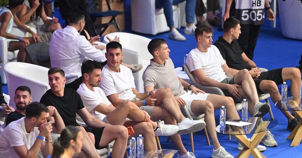Odbojkaška solidarnost u Areni: Muška reprezentacija došla da podrži žensku /VIDEO/