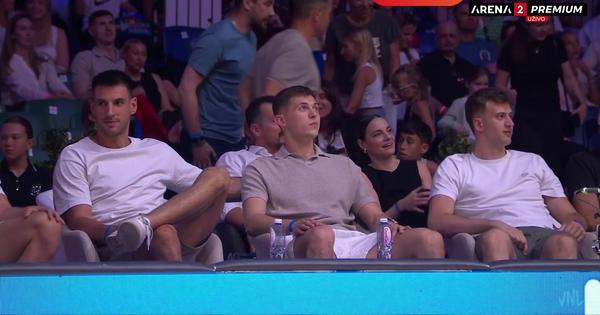 Kakva ekipa na okupu: Reprezentativci Srbije bodre odbojkašice u Areni!