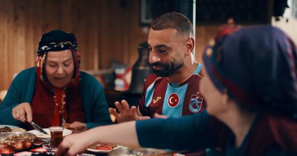 Trabzon na urnebesan način predstavio Salaha: “Sine, pojeo si med i kajmak, sad možeš da ideš na trening!” /VIDEO/