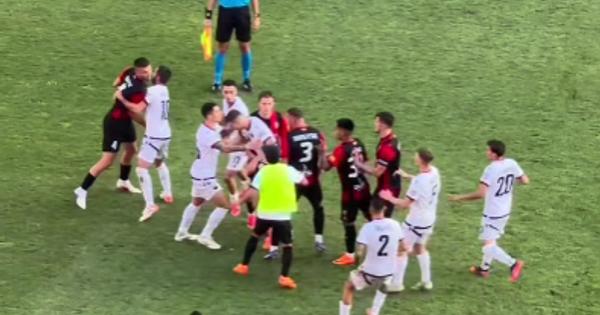 Škendija slavila u Skoplju, pa sve zasenio haos: Veliki derbi završen opštom tučom! /VIDEO/