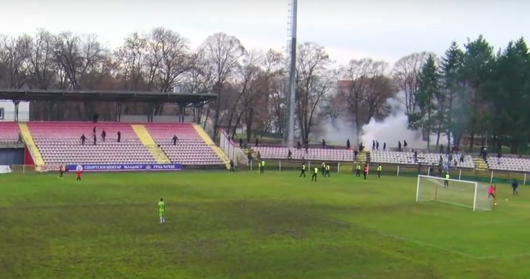 Novi skandal srpskog fudbala: Okršaj i bežanje navijača u Čačku, polomljeno više od 150 stolica /VIDEO/