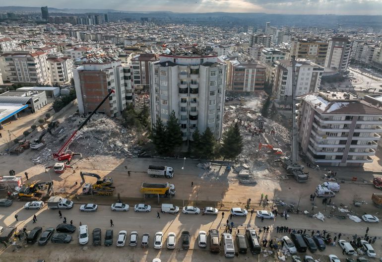 Ugašeno 16 mladih života: Stravične vesti iz Turske, mladim odbojkašima zarobljenim u ruševinama nije bilo spasa