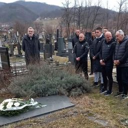 Partizan odao počast legendi pred meč sa Javorom: Duljaj položio venac na spomenik čuvenog igrača crno-belih