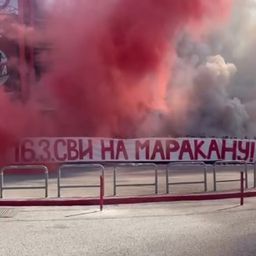 Spektakl: Delije napravile pirotehnički šou u Pireju i poslale moćan poziv svim zvezdašima na proslavu 80. rođendana /VIDEO/