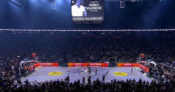 Dirljiva scena: Nakon minuta ćutanja, navijači su zasuli teren ružama