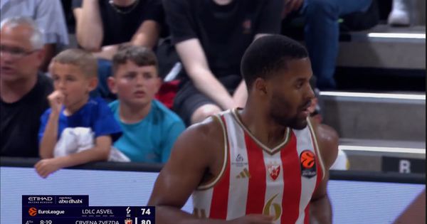 Batler ukrao loptu i prošetao se do koša!