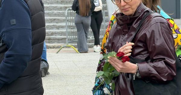 Navijači Partizana čekaju u redovima da se upišu u knjigu žalosti: Cveće, tuga i suze zbog Duška Vujoševića ispred Arene /GALERIJA/