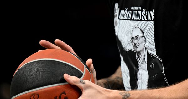 "Odmori treneru… mamu ti j**em!" Suze i smeh, najposebniji oproštaj Partizanovog Amerikanca od Duleta Vujoševića /FOTO/