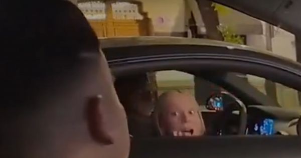 Mbape opet razbesneo navijače Reala: Usred noći sa devojkom dva dana pred El Klasiko! /VIDEO/
