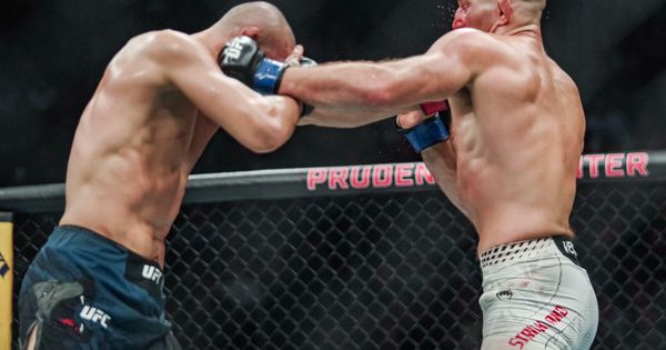 Letele pesnice, pa usledio zagrljaj koji je šokirao sve! Strikland i Čimaev napravili UFC šou /VIDEO/