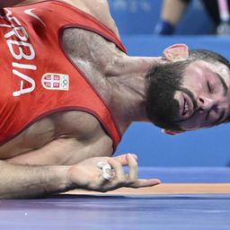 Rvač Srbije za dlaku ostao bez bronze na Olimpijskim igrama, pa sad javno prodaje dragoceni poklon iz Pariza /FOTO/