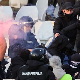 Prekinut derbi na Brdu zbog divljanja Grobara! Žandarmerija izbacila navijače sa stadiona, uz težak sukob /VIDEO/