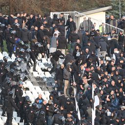 OBRAČUN NAVIJAČA PARTIZANA I POLICIJE Veliki incident na Brdu, gosti nisu hteli da napuste stadion /VIDEO/