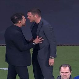 Simeone umalo izazvao haos usred meča Lige šampiona: Zaleteo se na direktora Dortmunda, odmah su utrčali da ih razdvajaju /VIDEO/