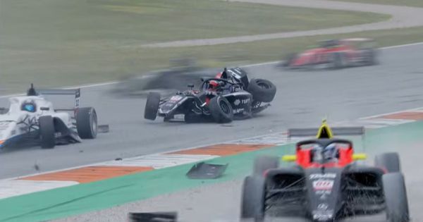 Stravičan sudar obeležio trku u Valensiji: Srpski vozač učestvovao u karambolu na stazi Formule! /VIDEO/