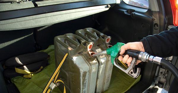 Svi pravimo istu grešku sa kanisterima, a zakon je jasan: Evo koliko litara goriva smete da čuvate u garaži, a koliko da prenosite u automobilu!