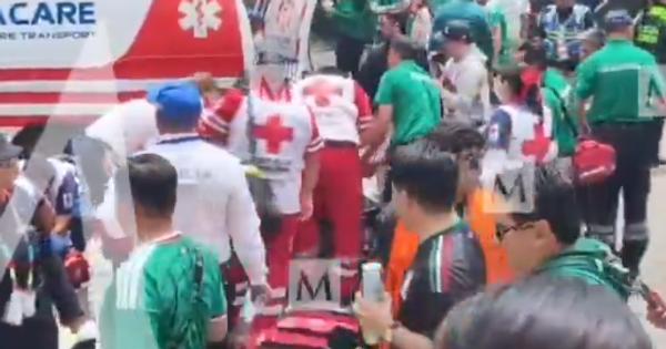 Drama pred početak Mundijala: Navijač reanimiran ispred Asteke! /VIDEO/