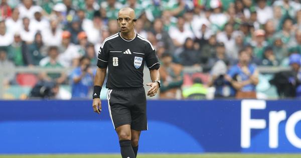 Trema ili nedostatak časova engleskog? Brazilski sudija se pošteno namučio da objasni VAR odluku na otvaranju Mundijala! /VIDEO/