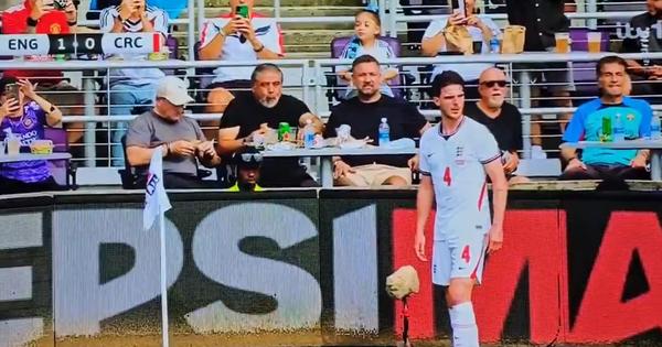 WTF? Englezi u šoku, kafana pored terena u Orlandu: Deklane, daj deset ćevapa s lukom i jedno zidarsko pivo! /VIDEO/