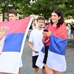 Srpske zastave i slavlje u Beogradu: Ovako prestonica slavi zlato vaterpolista i pobedu nad Hrvatima /VIDEO/