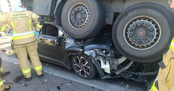 Smrskan između šlepera, a putnici izašli nepovređeni! Nestvarna scena na putu: Krov Tojote izdržao nemoguće, ovaj automobil je položio životni “kreš-test”!