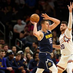 Jokić u žestokom duelu sa Nurkićem, besneo na sudije: MVP za poluvreme pokazao ko je gazda, pobeda Denvera u senci tragične vesti /VIDEO/