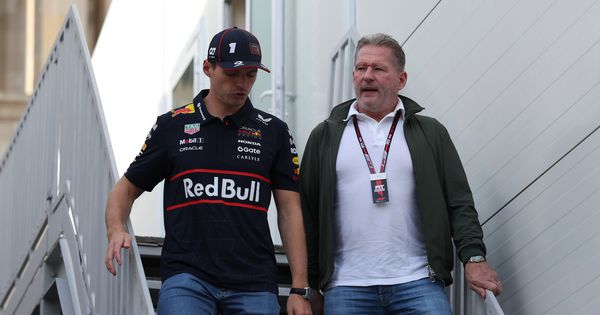 Drama na reliju: Otac šampiona Formule 1 se zakucao u drvo i prevrnuo! Verštapen jedva izvukao živu glavu, automobil potpuno uništio /VIDEO/