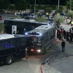 Užas u Grčkoj, huligan raketom pogodio policijaca: TSC dolazi u tišinu Pireja za evropsko proleće