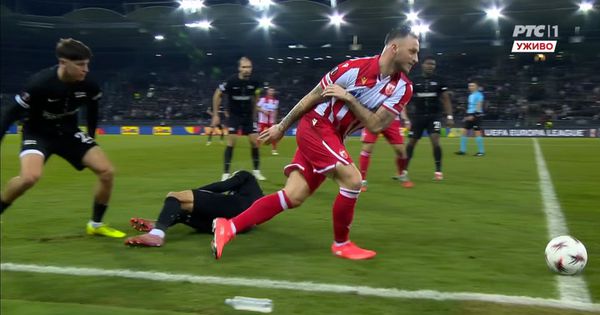 Ovo je retko ko primetio: "Ranjeni" Arnautović provukao kroz noge rivalu, pa se nasmejao usred tog poteza!