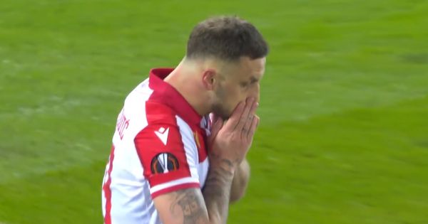 Arnautović jači od povrede! Hramlje, vuče se po terenu i – igra