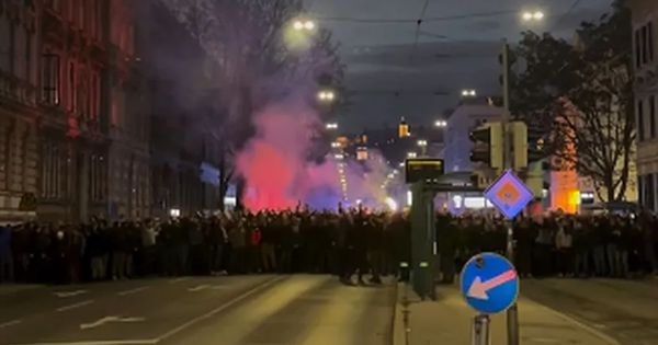 Zvezdini navijači "zapalili“ Grac! Korteo do stadiona uz baklje, crveno-beli će imati ogromnu podršku u Austriji /VIDEO/