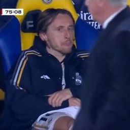 Modrić se spremao da pljune, a onda ga je Ančeloti "ubio" pogledom /VIDEO/