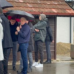 Fotografija Mute Nikolića na sahrani Dejana Milojevića zabrinula sve: Legendarni trener snimljen sa štapom