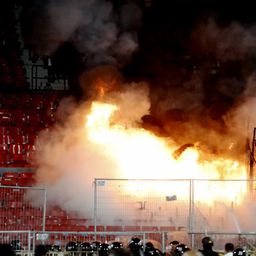 Haos na meču Zvezdinog rivala iz Tokija: Kolo-Kolo doveo legendu, a meč Superkupa prekinut - tribine uništene i zapaljene, igrači trčali u svlačionicu /VIDEO/