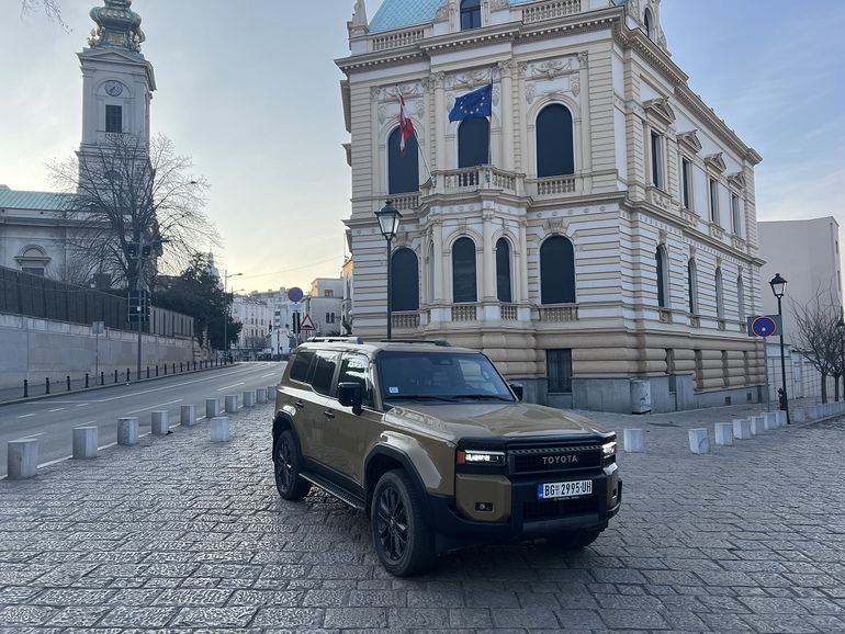 Nova Toyota Land Cruiser: Zver u off-road vožnji, gospodin u gradu. Malo smo se uprljali, pa šta?