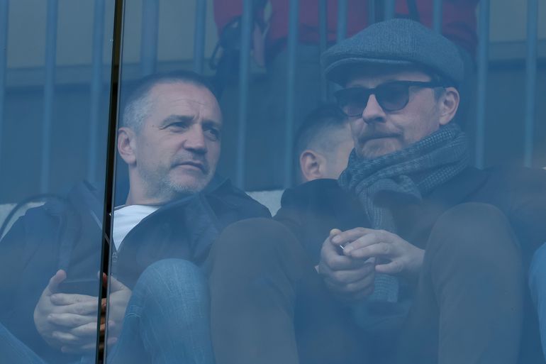 Kapa kao iz "Peaky blinders", šal i naočare: Mnogi nisu prepoznali poznatog srpskog trenera /FOTO/