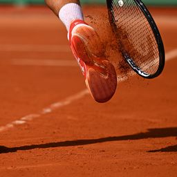 Rus nosio Đokovićeve patike tokom meča! Novak je to primetio, otkrio je i šta je rekao rivalu /FOTO/