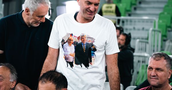 Kakav potez legende Olimpije: Bivši igrač Zmajeva nosio majicu sa Vujoševićem i Milojevićem /FOTO/